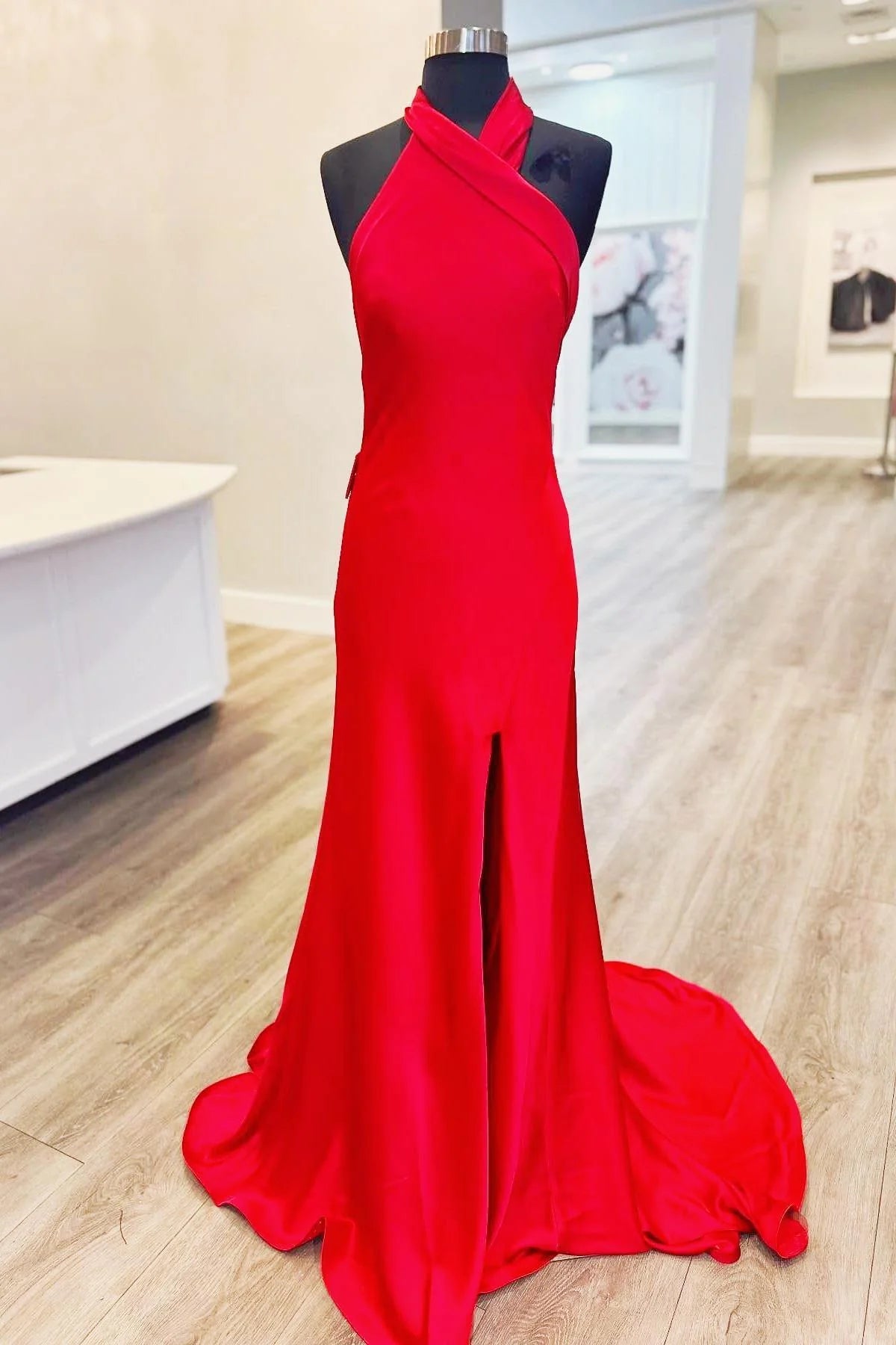 Robe de soirée ajustée en satin rouge à dos nu et dos nu avec fente